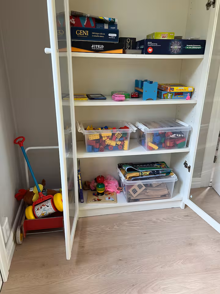 Skåp fyllt med leksaker i lådor